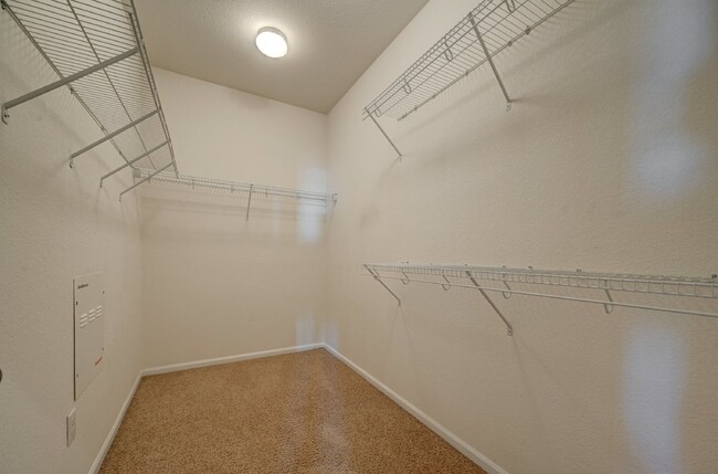 Building Photo - $2,675 - 2 Bed, 2 Bath Updated Condo in Hi...