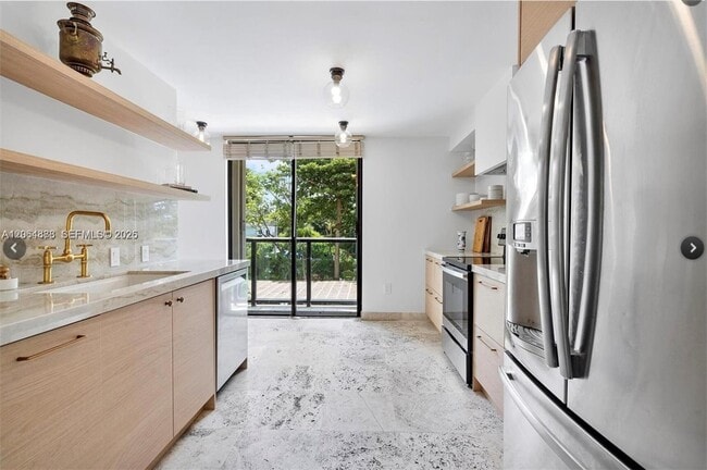 Building Photo - 2575 S Bayshore Dr