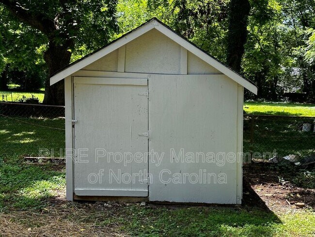 Building Photo - 603 Robbins St