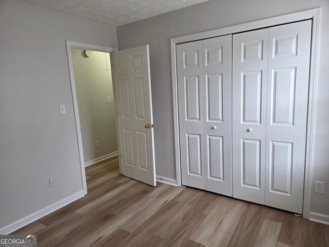 Building Photo - 14 Huntington Dr