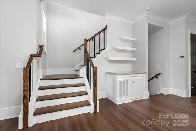 Building Photo - 805 Naples Dr