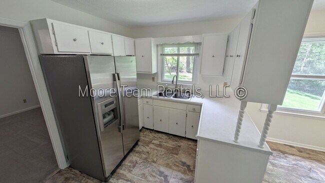 Building Photo - 3/2 House W/ Basement Garage/Storage