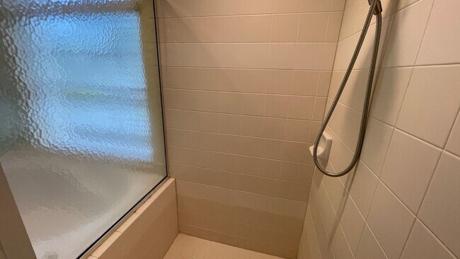 Building Photo - Unfurnished Annual Rental Available