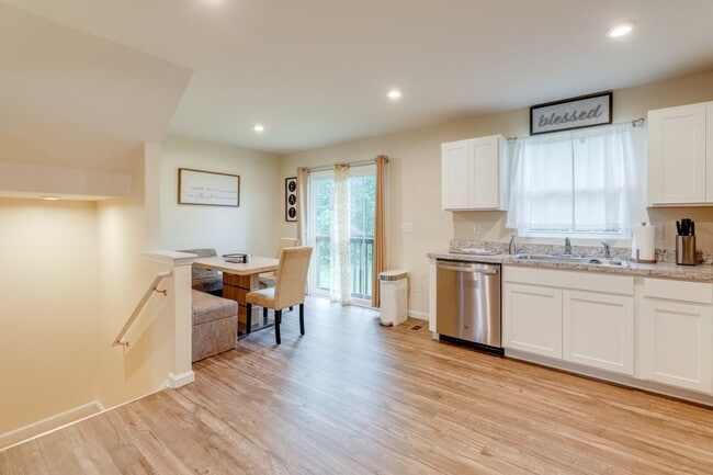 Building Photo - 6262 Pebblebrook Dr