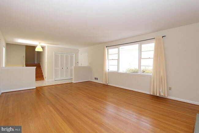 Building Photo - 6220 Robinwood Rd