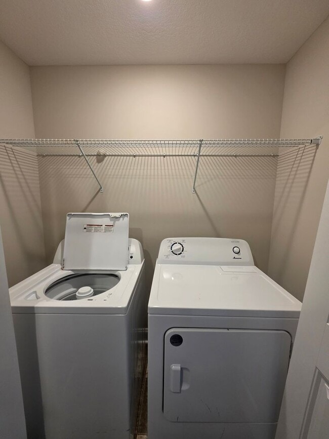 Building Photo - $250 OFF Move In Special! - Modern 3 Bedroom Townhome in Prime Location