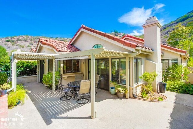 Building Photo - Elegant & Bright 2Bdm 2Ba + Den Home in Vi...