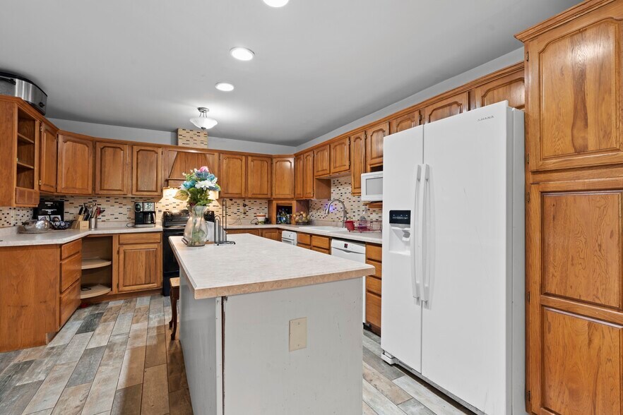 Kitchen with Island - 21335 Northcape St