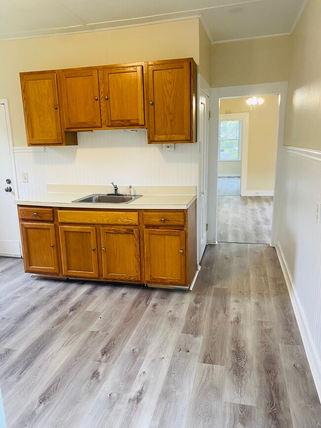 Building Photo - 7 Maple St