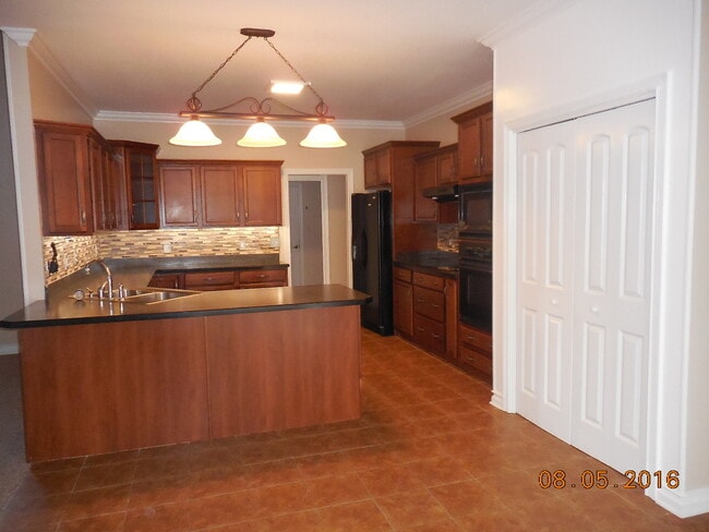 Building Photo - Lage 3 Bedroom  2 1/2 Bath Pet Friendly Home For Rent