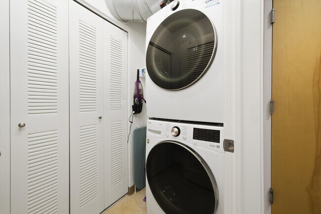 Building Photo - 520 W Huron St