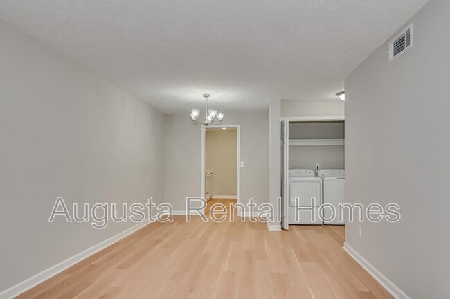 Building Photo - 2806 Thomas Ln