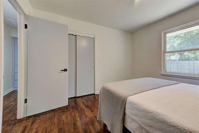 Building Photo - 1510 Melrose Dr