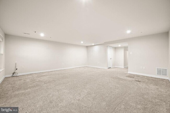 Building Photo - 220 Chase Dr