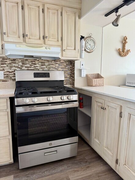Kitchen - 435 Harborside Dr W