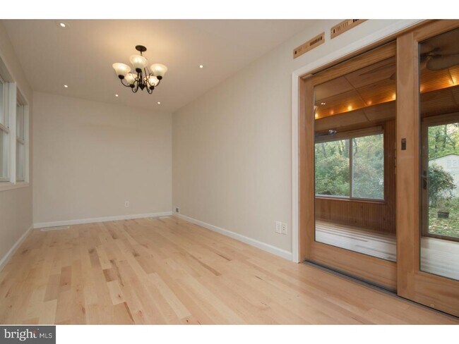 Building Photo - 384 Walnut Ln