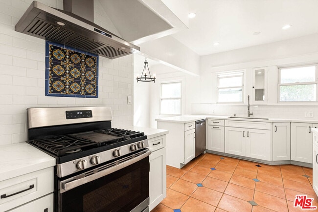 Building Photo - 6620 W 6th St