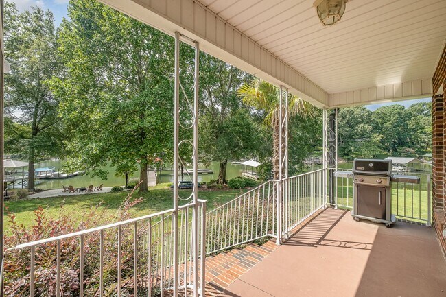 Building Photo - Waterfront– Fully Furnished on Lake Norman...
