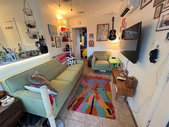 Building Photo - 3318 Hemlock Ave