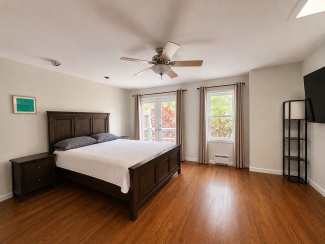 Building Photo - WONDERFUL 2 BEDROOM 1.5 BATH TOWNHOUSE W/ 1-CAR GARAGE!