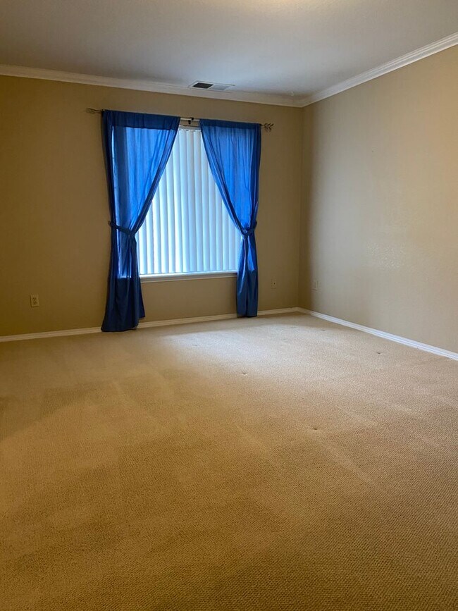 Building Photo - $1700/Mos 1 Bed 1 Bath Lower Level Condo i...