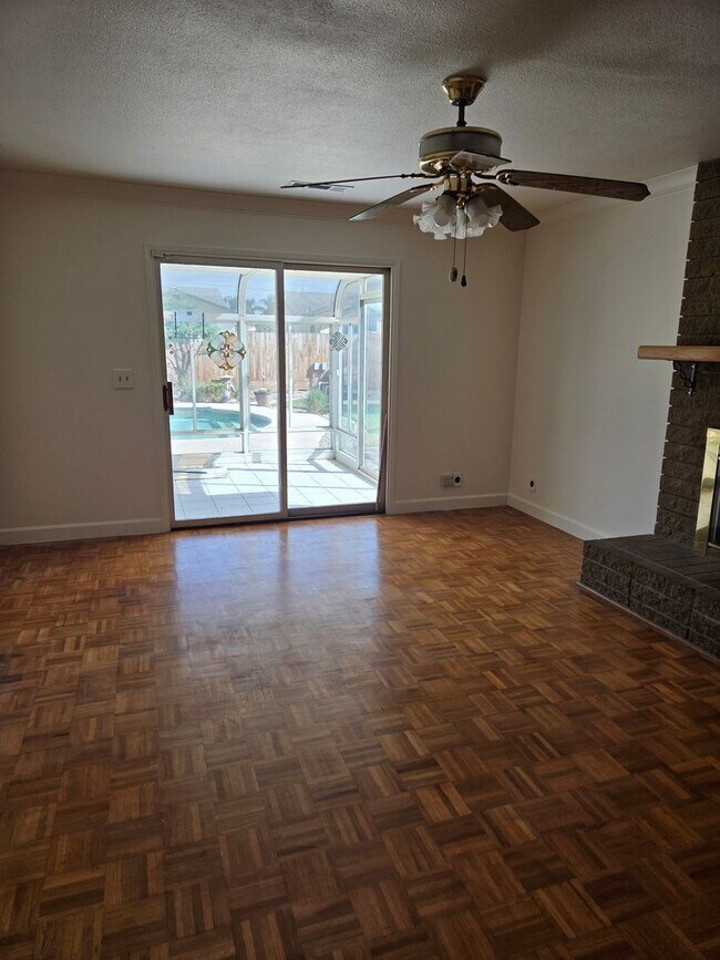 Building Photo - 606 Tamarack Ln