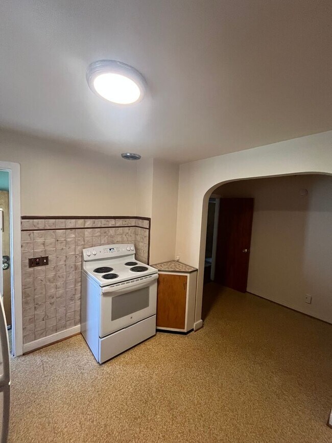 Building Photo - 3 Bedroom Home with In-Law Suite Available Near Rochester General