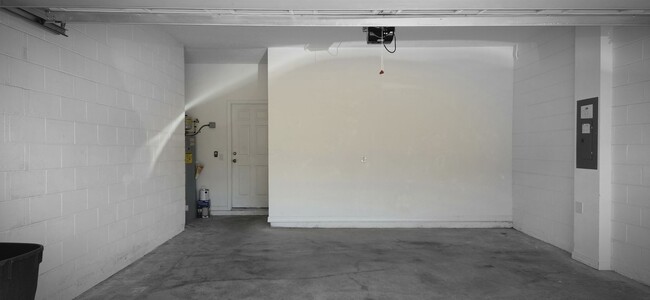 Building Photo - Great Townhouse Belle Isle