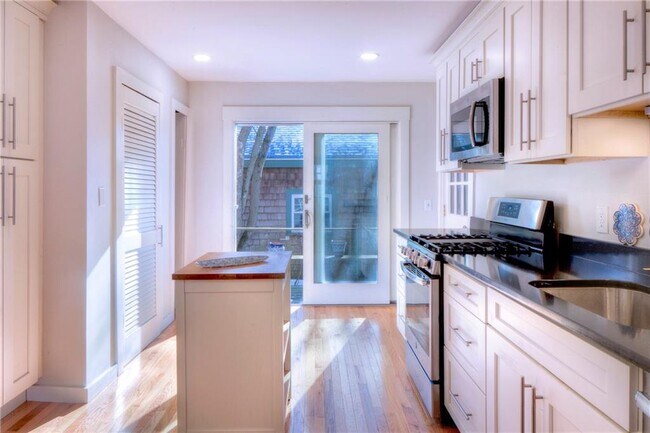 Building Photo - 37 William St