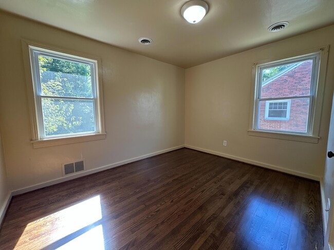 Building Photo - 1040 Hunt Ave NW