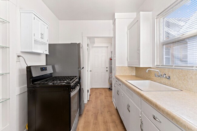 Building Photo - Charming San Leandro Cottage with Modern U...