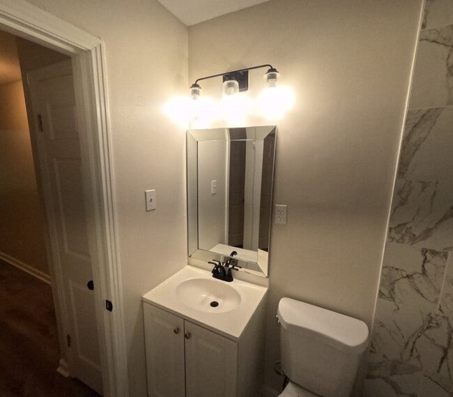 Building Photo - Fully Renovated 2BR Duplex Near University of Memphis | Pet Friendly