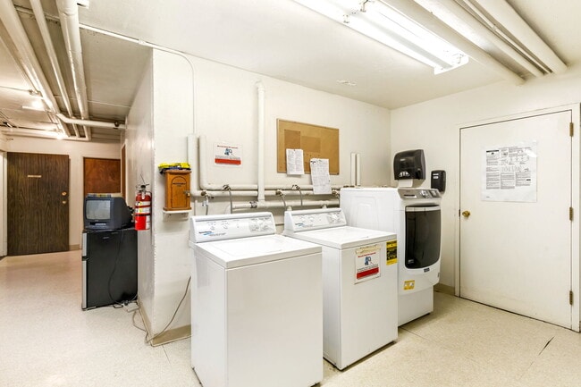 Building Photo - 925 1st Ave N