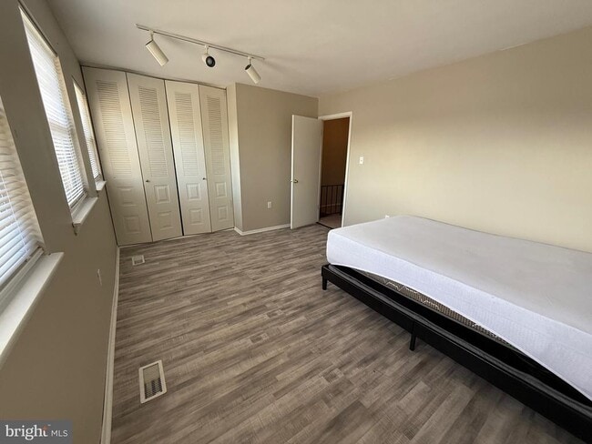 Building Photo - 34 King Charles Cir