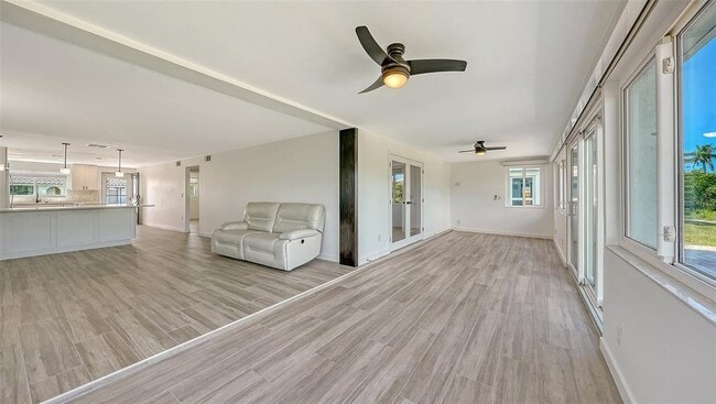 Building Photo - 909 Spanish Dr N