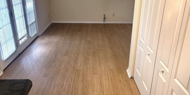 Building Photo - Conveniently Located Three Bedroom Condo