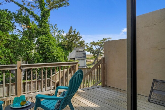 Building Photo - Ready NOW! 1 Block from the Bay! Pet Frien...