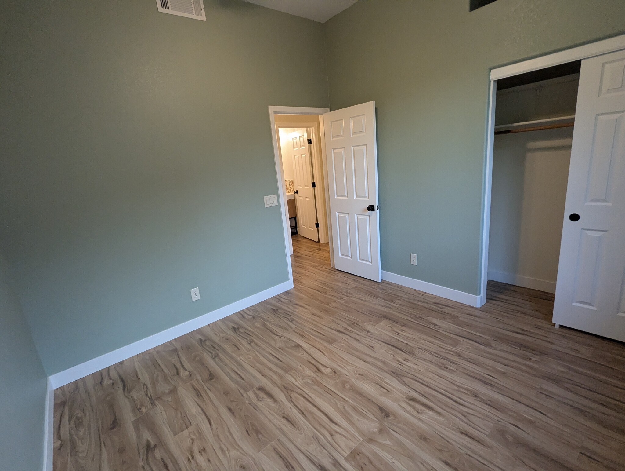 Building Photo - 267 E Smoke Tree Rd