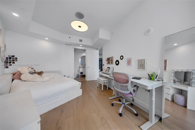 Building Photo - 16001 Collins Ave