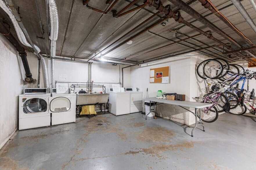 Building Photo - 6151 W Thorndale Ave