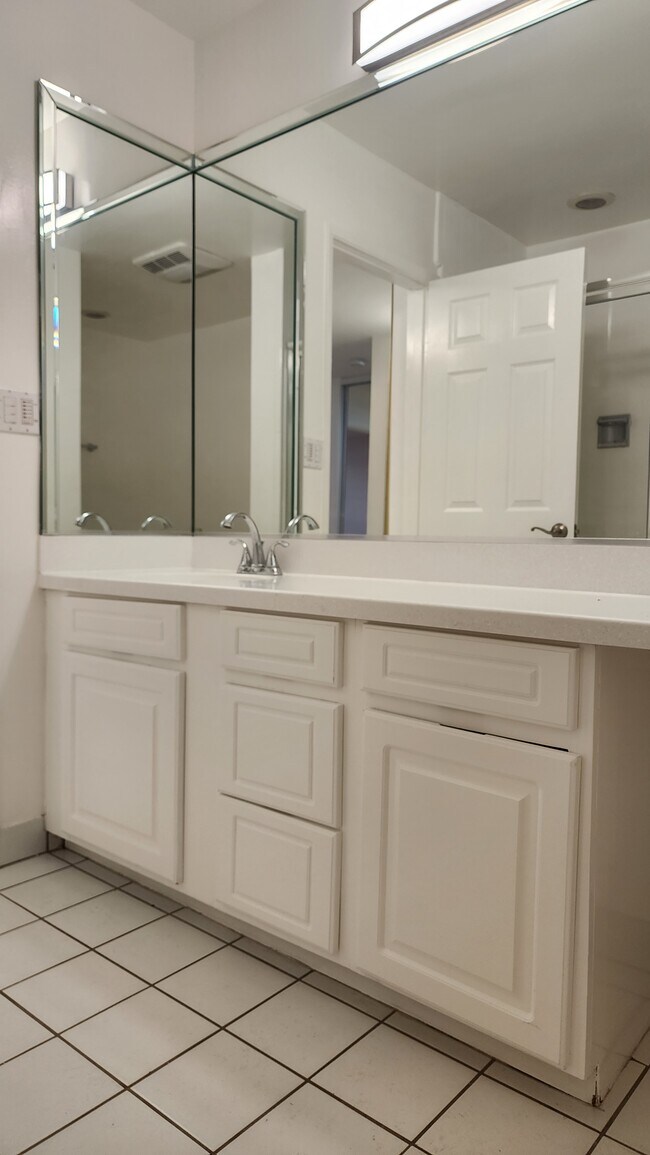 Building Photo - 303 N Swall Dr
