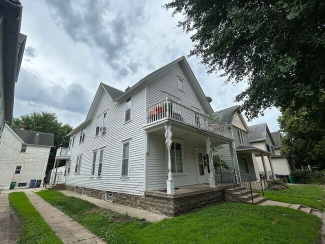 Primary Photo - 524 8th Ave NE