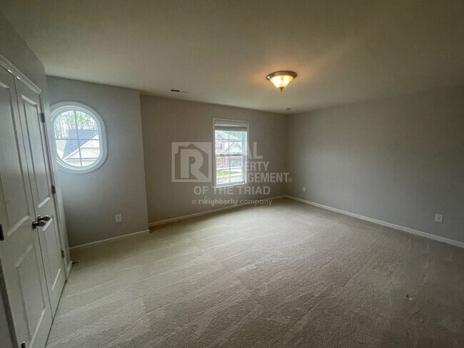 Building Photo - Breathtaking 4bd/3ba Deluxe home next to L...