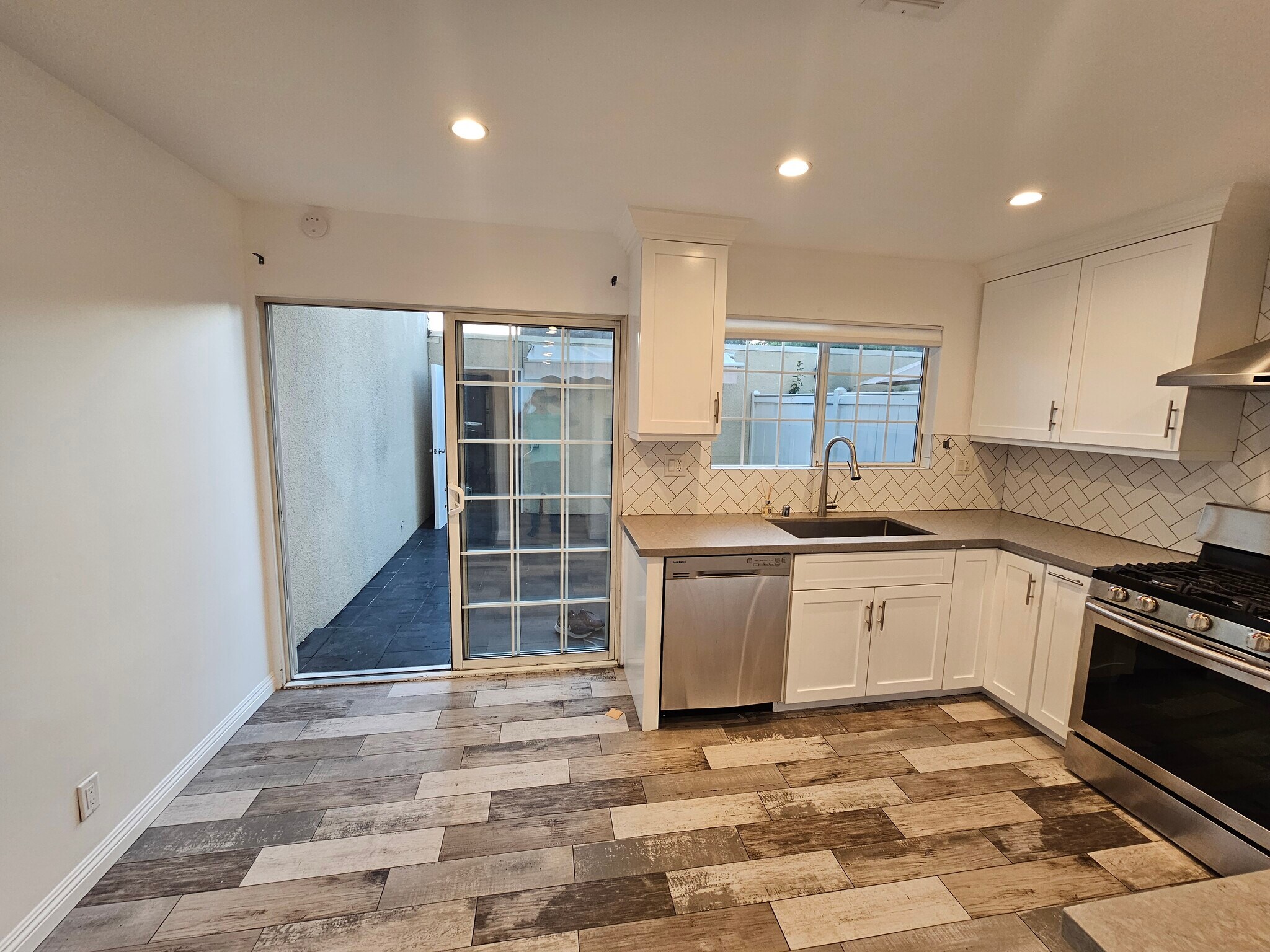 Building Photo - 6501 Vanalden Ave