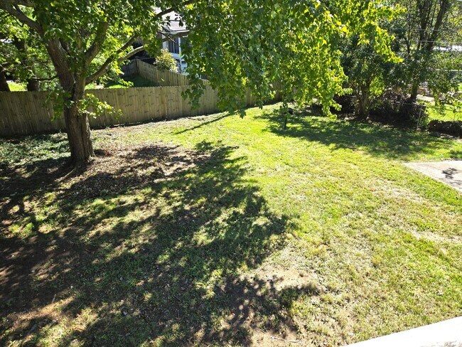 Building Photo - Spacious Split Level In Gainesway   20260501