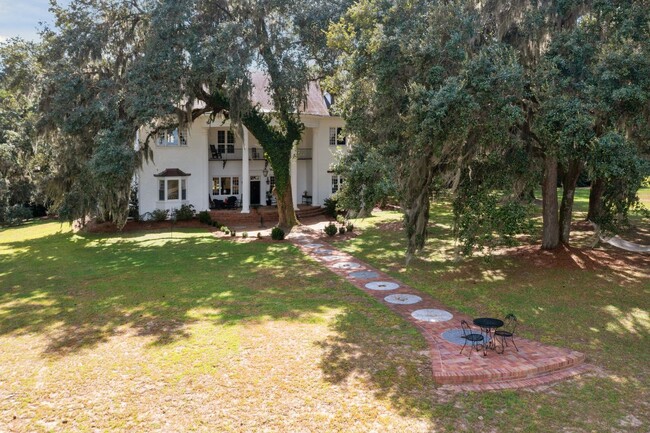 Building Photo - Sprawling Furnished Estate Home on the Ash...