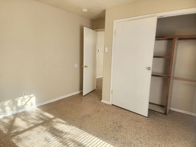 Building Photo - 417 1/2 S Avenue A