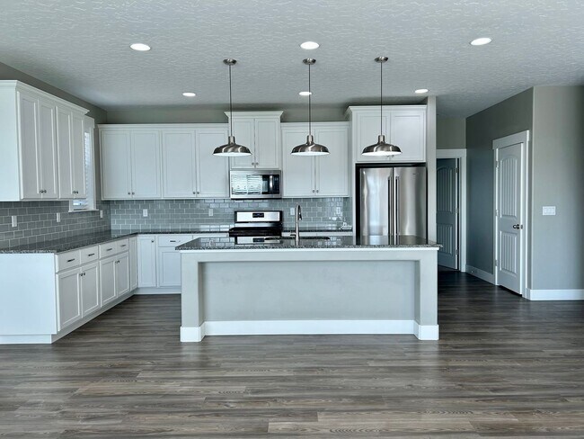 Building Photo - Luxury 3 Bedroom, 2 Bath Home with Granite Kitchen & Fenced Yard