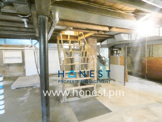 Building Photo - 523 Memorial Dr