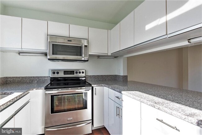 Building Photo - 327 Monroe St